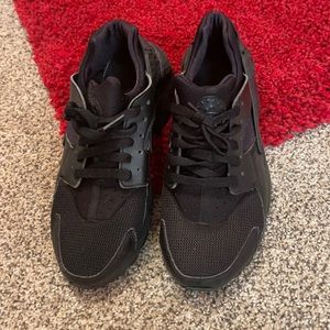 black nike huaraches